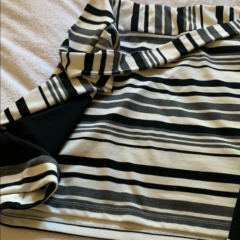 CAbI wrap skirt size L. Black gray and cream.